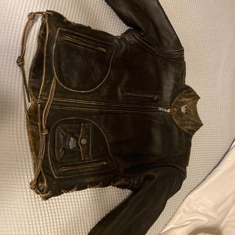 Small leather women’s Harley Davidson jacket with removable sleeves